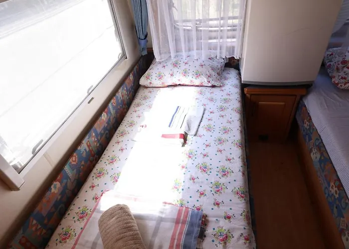 Kamp alanı Sea Caravan On The *